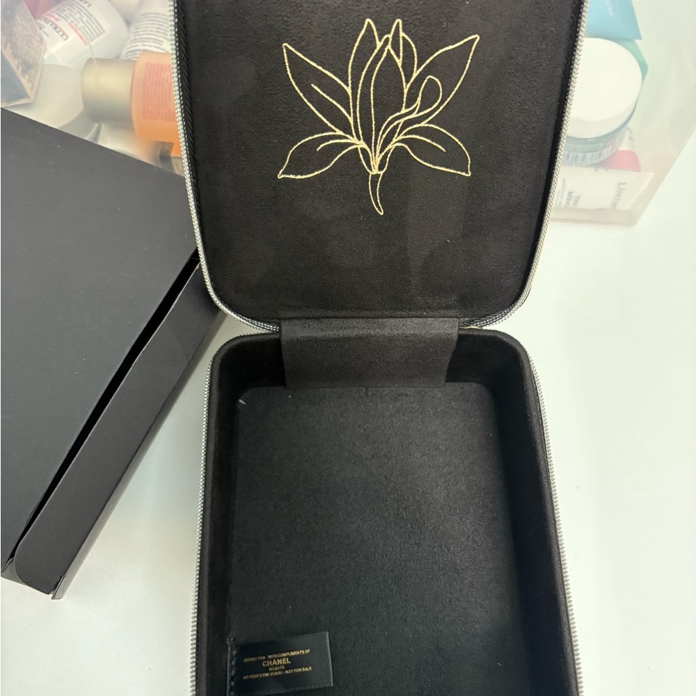 CHANEL beauty Sublimage Black cosmetics Case - Picture 5 of 10